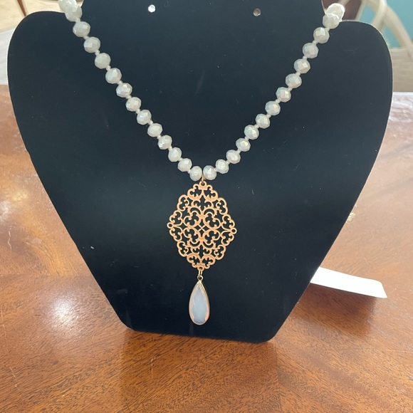 How long beaded necklace with gold accents - Picture 2 of 2